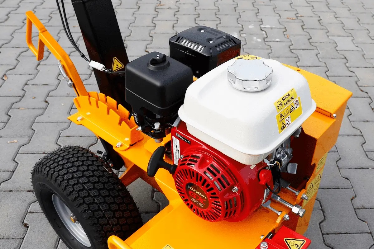 Silnik spalinowy Honda GX 200 w koparce łańcuchowej